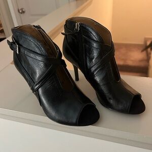 Nine West black heels size 6 in new condition. Worn once.